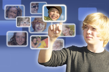 Jugendlicher in sozialem Netzwerk