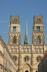 Fototapeta na wymiar façade de la cathédrale d'Orléans