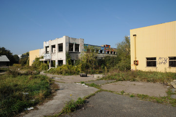 Fototapeta na wymiar usine en ruine
