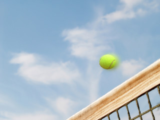 Tennisplatz Netz Himmel und Ball 2