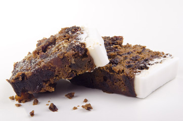 weihnachtlicher Fruchtkuchen und ein weißer Hintergrund