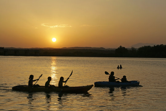 Ni&ntilde;os remando en el Embalse de Cazalegas, Toledo