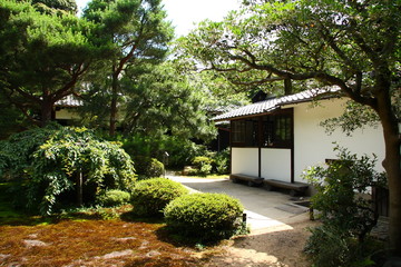Fototapeta na wymiar Miły świątynia w japońskim ogrodzie (Kyoto)