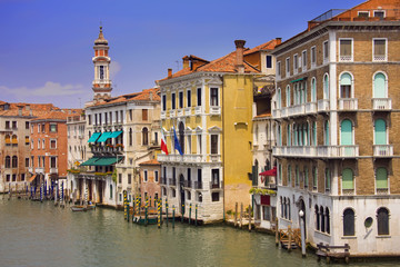Fototapeta na wymiar colorful buildings along the canal in Venice