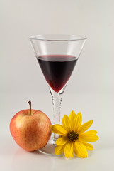 Vino rosso mela e fiore