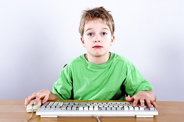 boy is looking stupefying in to the computermonitor