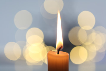 Kerze mit Lichtreflexen