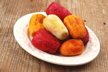 FICODINDIA COLORATI SUL PIATTO