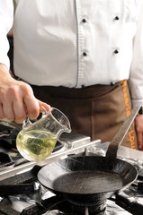 Koch bei der Arbeit in der Restaurantküche