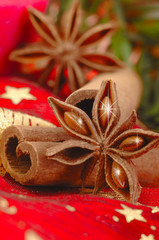 Weihnachtstsimmung mit Sternanis und Zimt und Kerzenschein