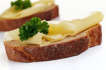 Krustenbrot mit Maasdamer Käse