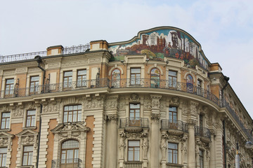 Fototapeta na wymiar facade of historic building with a sculpture