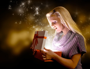 Frau öffnet magisches Geschenk