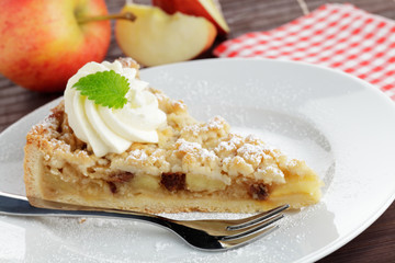 Apfel Streuselkuchen mit Sahne