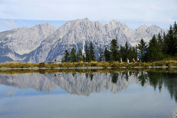 Fototapeta na wymiar Wilder Kaiser-Tanzbodensee Walking im Gebirge