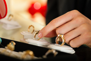 Paar sucht einen Ring beim Juwelier aus