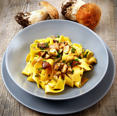 tagliatelle con funghi porcini
