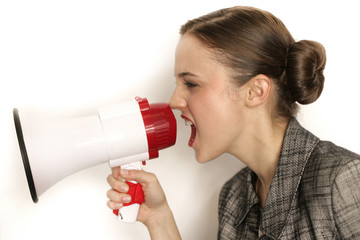 Mann und Frau mit Megaphone