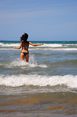 Fototapeta premium una ragazza corre nel mare