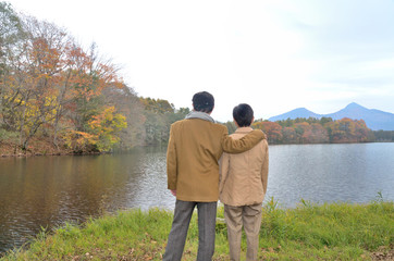 湖畔の夫婦