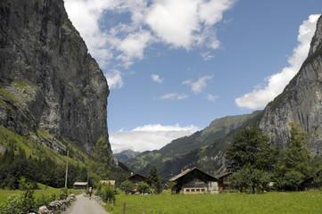 Fototapeta na wymiar Chalet in the Lauterbrunnen Valley in Switzerland
