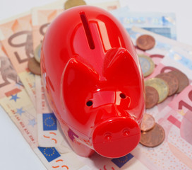 Sparschwein mit Euro Scheinen und Münzen