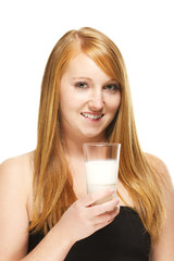 junge rothaarige frau mit einem glas milch