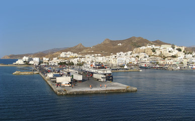 Fototapeta na wymiar city of Naxos in Greece at evening time