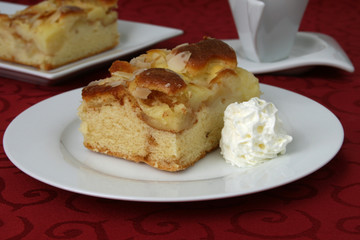 Apfelkuchen mit Schlagsahne