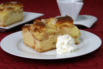 Bratapfelkuchen mit Schlagsahne