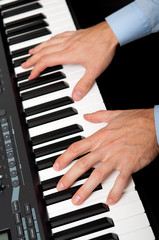 Fototapeta na wymiar ręce gry na pianinie