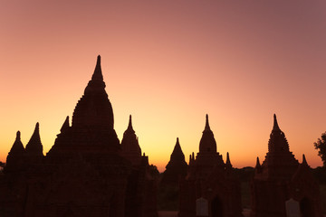 Obraz premium Silhouette of Buddhist Pagodas at sunrise, Bagan, Myanmar..