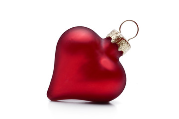 Rote Weihnachtskugel in Herzform