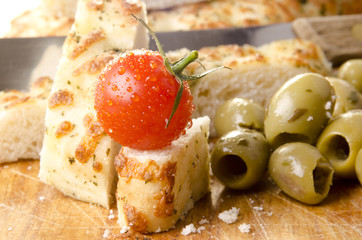 Kräuterbrot mit frischer Tomate und Oliven