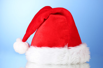 Obraz na płótnie Canvas Piękny kapelusz Boże Narodzenie na niebieskim tle