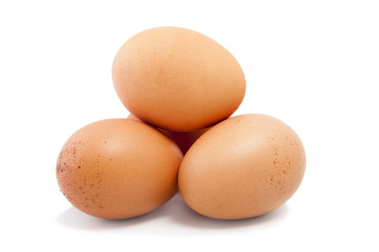 huevos frescos aislados en fondo blanco