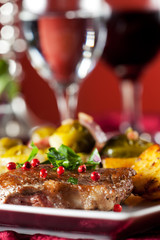 Steak mit roten Pfefferkörnern und Rosenkohl
