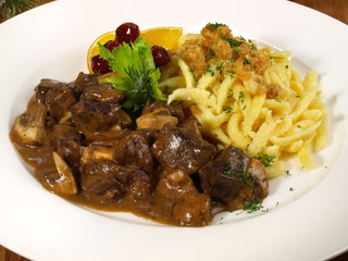 Rehragout mit Spätzle
