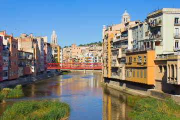 Obraz premium old town on riverbank of Onyar, Girona, Spain