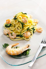 spaghetti with prawns and spinach
