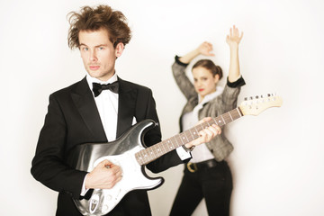 Mann mit E-Gitarre und Smoking