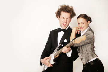 Mann mit E-Gitarre und Smoking