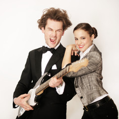 Mann mit E-Gitarre und Smoking