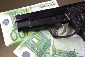 Geld mit Pistole