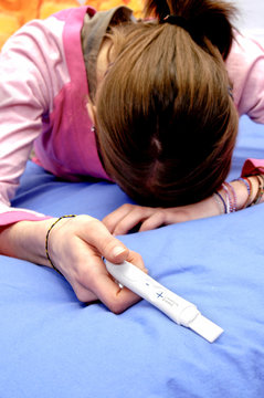 adolescente avec un test de grossesse