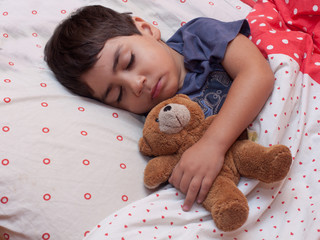 bambino che dorme nel letto con orsetto © elisabetta figus