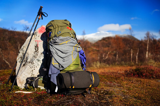 Trekkingrucksack im herbstlichen Fj&auml;ll in Norwegen