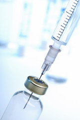 Spritze und Impfstoff