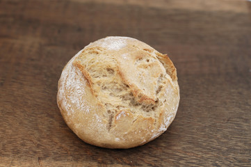 frisches Brötchen auf Holzbrett