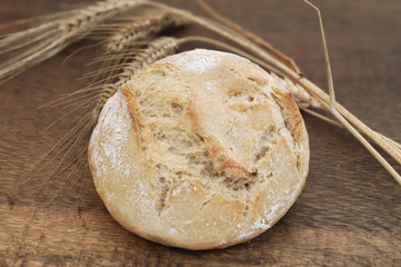 frisches Brötchen und  Weizenkörner